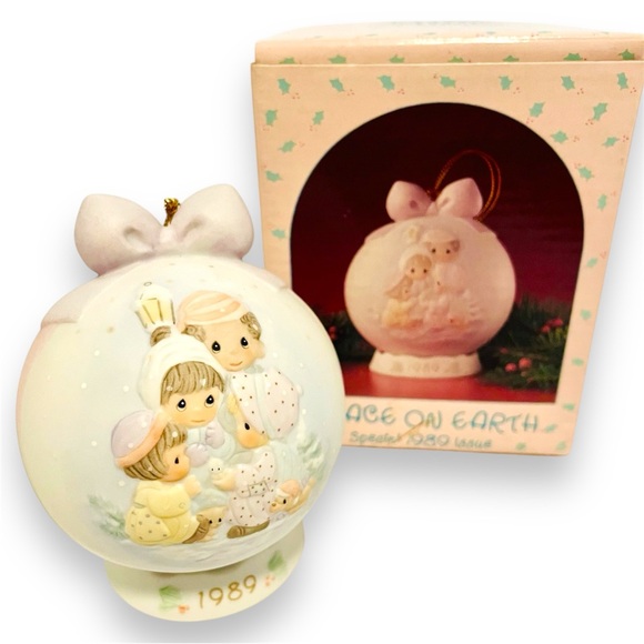 Precious Moments Ornament Peace On Earth Vintage Christmas Ornament - Picture 1 of 7